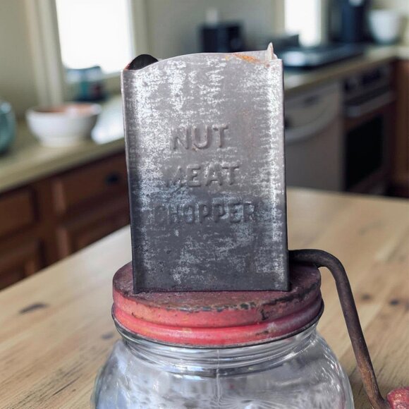 Vintage Nut Meat Chopper Jar – Hand-Crank Tin Hopper on Hazel-Atlas Glass 1930s - Picture 3 of 9
